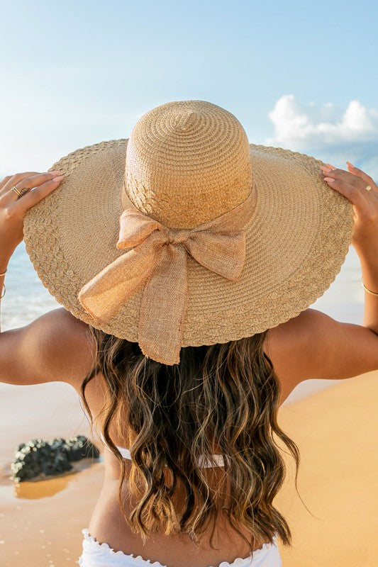 Sombrero para el sol con borde festoneado y detalle de lazo