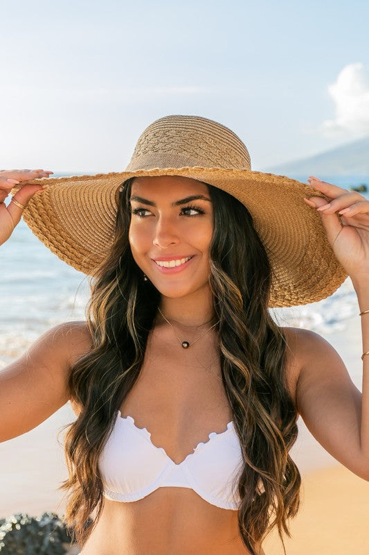 Sombrero para el sol con borde festoneado y detalle de lazo